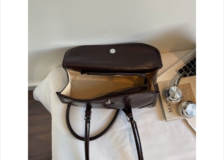 The Premium Oil-Waxed Retro Handbag for Women in BD - Image 3