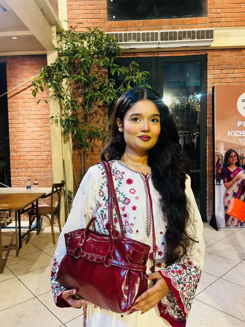Girl carrying a glossy burgundy retro large-capacity underarm bag with belt buckle